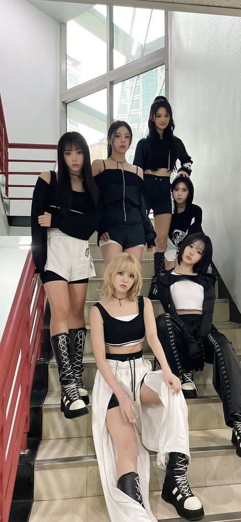 NMIXX WALLPAPER Kpop Halloween Costume, Nmixx Wallpaper, Group Photography, Dara Kpop, Pop Photos, Japanese Aesthetic, Korean Pop, Stage Outfits, K Pop Music