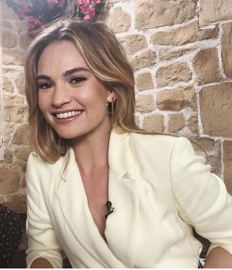 Lily James Blonde, Helen Rose, Yvonne Strahovski, Simple Makeup Looks, Lily James, Model Inspo, Lily Collins, Famous Women, Role Models