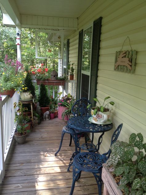 Front Porch Cottagecore Porch Ideas, Cottagecore Front Porch, Eclectic Front Porch, Narrow Porch Ideas, Cottagecore Porch, Cute Front Porch Ideas, Vintage Front Porch, Cute Front Porch, Pretty Porches