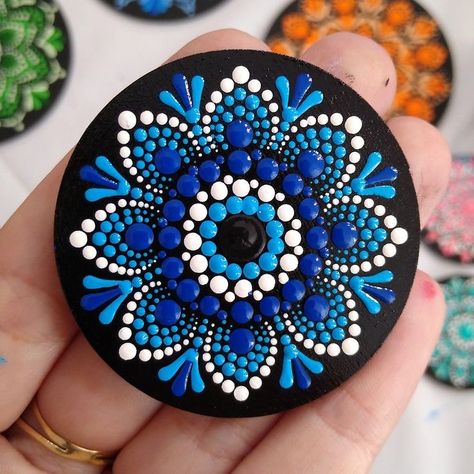 Stone Art Mandala, Dot Mandala On Stone, Stone Dot Art, Mandala Art With Dots, Mandala Art On Rocks, Mandala With Dots, Stone Dot Painting, Mandala Art On Stone, Stone Mandala Art