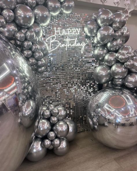 Disco Ball Party Ideas, Best Friend Birthday Party Ideas, Silver And Black Birthday Party, Disco Ball Decor Party, Disco Ball Aesthetic, 18th Party Ideas, Disco Ball Decorations, Diamond Birthday, 15th Birthday Party Ideas