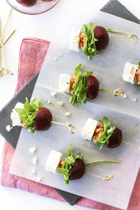 Do you need a perfect salad appetizer for end-of-summer BBQs or family get-togethers in the fall? Try this Beet Salad on a Stick! It's a delicious appetizer that looks great on a tray, but I swear, it's quick and easy to make! Salads On A Stick, Easy Fancy Party Food, Cocktail Stick Food, Canapes Ideas Easy, Amuse Bush, Gourmet Canapes, Beet Appetizer, Antipasti Skewers, Salad Kabobs