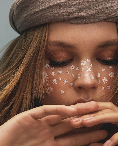 Anastasiya Scheglova🍬 (@anastasiyascheglova) • Instagram photos and videos Hippie Makeup, Fake Freckles, Freckles Makeup, 70s Makeup, Festival Face, Rave Makeup, Creamy Concealer, Makeup Tattoos, Festival Accessories