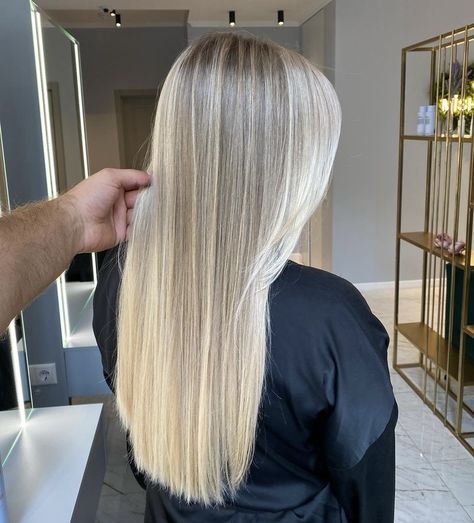 Low Lights On Platinum Blonde Hair, Pramenovi Blondes, Blonde Lowlights With Money Piece, Long Blonde Haircut Ideas, Full Head Blonde Highlights With Money Piece, Baliage Hair Blond, Ice Blonde Hair Balayage, Light Blonde Highlights On Blonde Hair, Blonde Lowlights In Blonde Hair