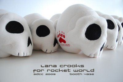 skull plush | ... THE ROCK POSTER FRAME BLOG: Rocket World Plush Skulls by Lana Crooks Skull Plush, Plushies Diy, Felt Crafts Diy, Kawaii Plushies, San Diego Comic Con, Plush Pattern, Prints Art, Creepy Cute, Toy Craft