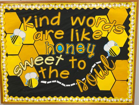 Bee Theme Bulletin Board Ideas, Bee Decor Classroom, Bee Decorations For Classroom, Honey Bee Bulletin Board Ideas, Bumble Bee Bulletin Board Ideas, Bee Classroom Ideas, Bee Hive Classroom Decorations, Yellow Theme Classroom Decor, Honey Bulletin Board