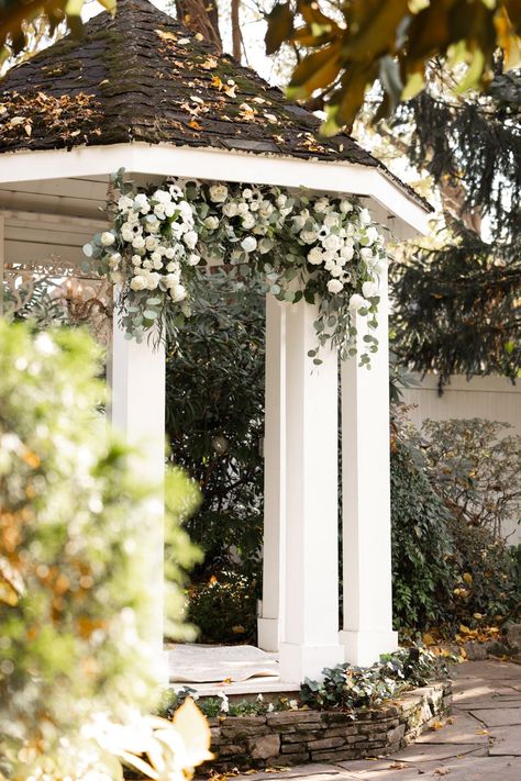 Neutral Summer Wedding, Garden Chic Wedding, Wedding Gazebo, French Country Wedding, Fall Garden Wedding, Rose Floral Arrangements, Floral Design Ideas, Garden Chic, Garden Wedding Reception