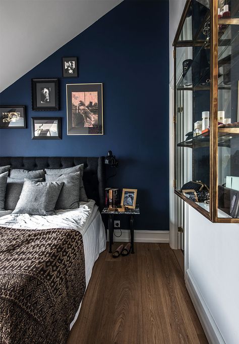 Dark Blue Bedrooms, Blue Bedroom Walls, Navy Blue Bedrooms, Blue Bedroom Design, Blue Accent Walls, Dark Blue Walls, Blue Bedroom Decor, Mens Bedroom, Perfect Bedroom