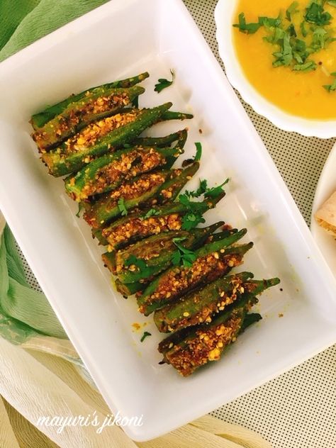 Stuffed bhindi or ladyfinger, bharela bhinda. A delicious slightly crunchy ladyfinger or okra stuffed with a mixture of chickpea flour, peanuts, sesame seeds and spices. Ladyfingers Recipe Indian, Indian Veggies, Lady Fingers Recipe, Vegetarian Platter, Friends Recipes, Indian Curries, Taco Pasta, Lady Fingers, Gujarati Recipes