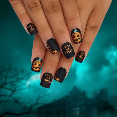 Get inspired with 40 Halloween nail art ideas that are perfect for October, from spooky ghosts to chic black flames. Nails Black Matte, Nail Art Orange, Press On Nails Black, Holloween Nails, Halloween Manicure, Halloween Press On Nails, Pumpkin Designs, Nails Tips, Fake Nail