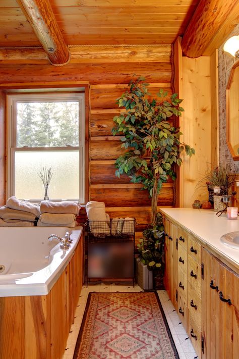 Knotty Pine Bathroom, Modern Cabin Bathroom, Pine Bathroom, Log Cabin Bathroom, City Bathrooms, Vintage Style Bathroom, Farmhouse Bathroom Ideas, Sleek Decor, Cabin Bathroom