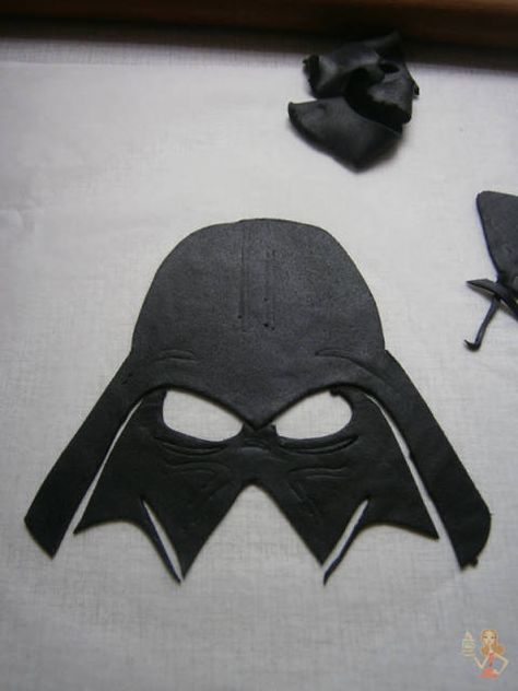 Here’s a tutorial for Darth Vader cake. First, cut blue fondant circle (I’ve used my cake ring) to be the bottom, (I did that ‘cause my cake was iced with whipping cream. You can do this, or you can put the image directly on the cake if it’s... Star Wars Cake Tutorial, Darth Vader Cartoon, Star Wars Dessert, Darth Vader Cake, Fondant Cake Tutorial, Darth Vader Mask, Star Wars Cake, Star Wars Birthday Party, Dark Vador