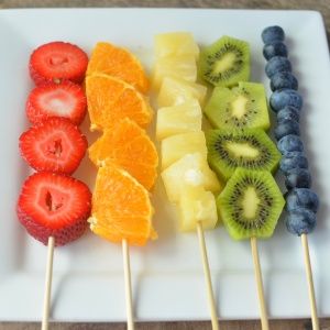 Rainbow Skewers, Rainbow Fruit Kabobs, Fruit Sticks, Super Healthy Kids, Fruit Skewers, Fruit Kabobs, Rainbow Fruit, Kids Rainbow, Resep Diet