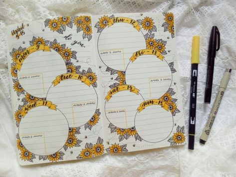 Sunflowers and... more sunflowers! Sunflower Journal Page, Sunflower Journal Ideas, Sunflower Bujo, Bujo Calligraphy, Bullet Journal Goals Page, Aesthetic Bullet Journal, Journal Pens, Weekly Log, Bullet Journal 2020