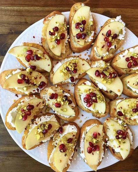 Horderves Appetizers, Cheese Crostini, Rosh Hashanah Recipes, Goat Cheese Crostini, Crostini Appetizers, Goat Cheese Recipes, Jewish Food, Apples And Cheese, Dinner Appetizers