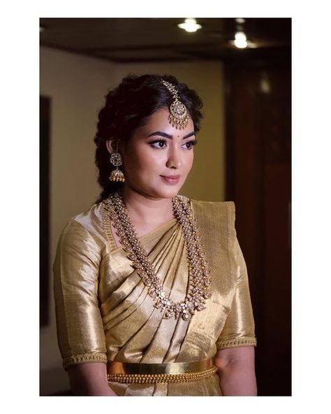 Gold Saree Jewellery Ideas, Gold Saree Bride, Talambralu Saree, Gold Wedding Saree, Sruthi Jayadevan, Papati Billa, Engagement Saree Look, Marriage Makeup, Gold Blouse Designs