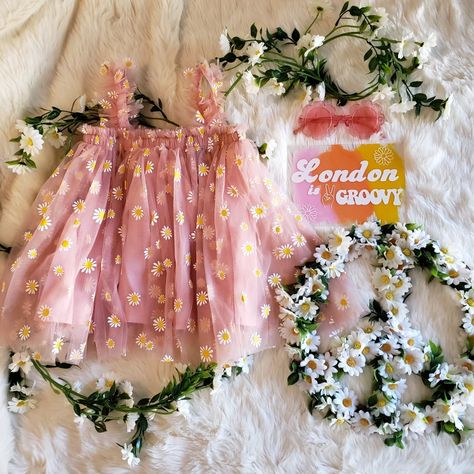 Groovy Party Outfits, 2 Groovy, Hippie Birthday Party, Groovy Party, Two Groovy, Flower Birthday Party, 1st Birthday Girl Decorations, 1st Birthday Party For Girls, Hippie Birthday