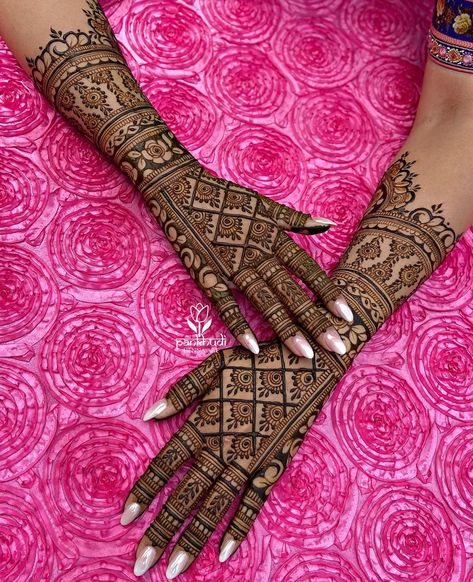 New Latest Mehndi Design, Bridal Henna Design, Arabic Bridal Mehndi Designs, Front Mehndi Design, New Bridal Mehndi Designs, Mehndi Designs Bridal Hands, Rose Mehndi Designs, Mehndi Designs For Kids, Engagement Mehndi Designs