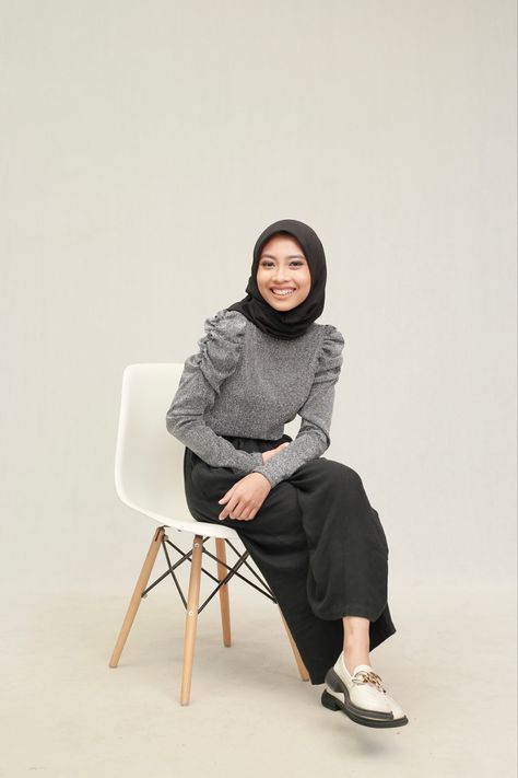 Casual Linkedin Photo, Semi Formal Poses Photo Ideas, Foto Formal Kerja Hijab, Foto Formal Kerja, Business Portraits Woman, Professional Headshots Women, Studio Photoshoot Ideas, Headshots Women, Studio Poses