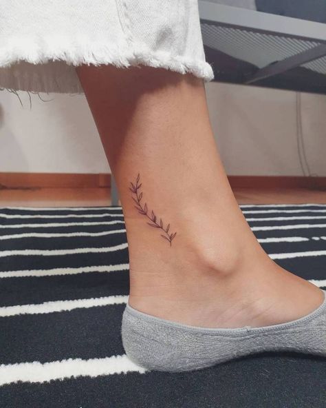 Tattoo studio Life Line Simplistic Ankle Tattoos, Ankle Tattoos For Women Minimalist, Small Dainty Ankle Tattoos, Tatoos Woman Ankle Small, Dainty Tattoos Leg, Cute Tattoos For Ankle, Petite Ankle Tattoos, Outside Of Ankle Tattoo, Minimalist Plant Tattoo Ideas