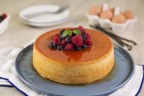 ¡Aprende a preparar Flan napolitano con esta receta fácil y divertida! Cocina con Inspiración y descubre todos los tips saludables que NESTLÉ tiene para ti. Choco Flan, Flan Recipe Easy, Tips Saludables, Caramel Flan, Flan Recipe, Dessert Boxes, Chocolate Cookie Recipes, Food Challenge, Fancy Cakes