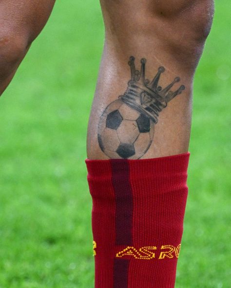 Soccer Calf Tattoo Men, Football Tattoos For Women, Soccer Leg Tattoo, Football Tatoos Ideas, Dybala Tattoo, Side Of Leg Tattoo, Side Leg Tattoo, Soccer Tattoos, Leg Tats