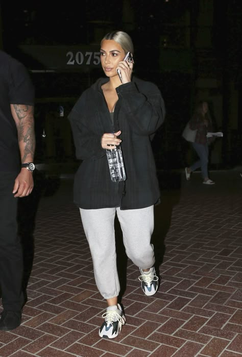 Kim Yeezy Outfit, Kim Kardashian Sweatpants Outfit, Kim K Casual Outfits, Yeezy Outfit Women, Estilo Kim Kardashian, Kardashian Fashion, Yeezy Outfit, Black Tube Tops, Kim Kardashian Outfits