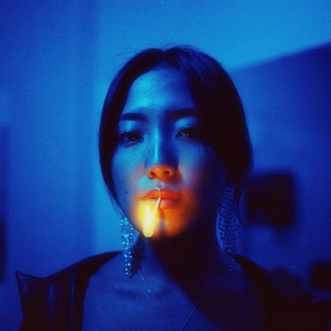 Night Photography Portrait, Neon Lights Photography, Neon Photoshoot, Neon Photography, Light Shoot, Blue Lighting, Light Film, 35mm Photography, Photographie Portrait Inspiration