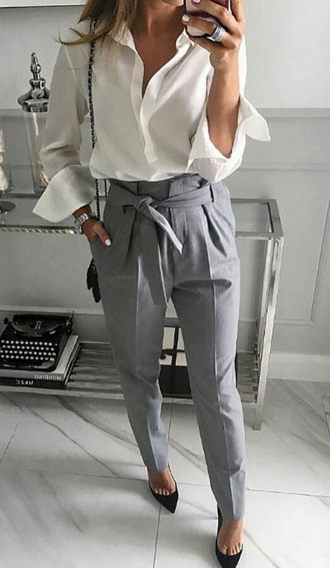 Gray pants with off white blouse Summer Business Outfits, Corporate Attire, Stylish Fall Outfits, Business Casual Outfits For Women, Summer Work Outfits, Womens Business Casual, Professional Attire, Modieuze Outfits, Elegantes Outfit