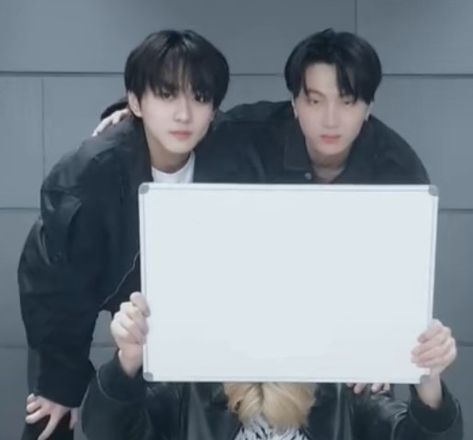 Heeseung Holding A Sign, Enhypen Holding A Sign, Kpop Idol Holding Blank Sign, Kpop Idols Holding Signs, Enha Memes, Enhypen Meme, Holding Paper, Blank Sign, Kpop Gifs