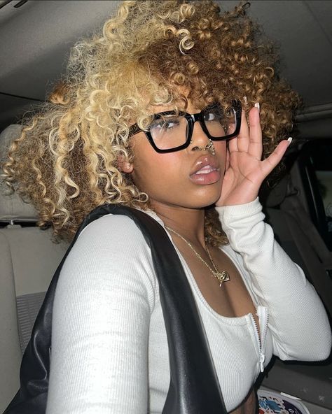 Hair Color For Brown Skin, Dyed Curly Hair, Biracial Hair, Hair Color Underneath, Honey Brown Hair, Dyed Blonde Hair, Cute Curly Hairstyles, Dyed Hair Inspiration, Dyed Natural Hair