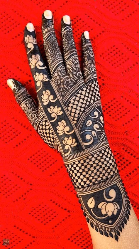 Back hand mehndi design Mehndi Designs Ramzan, Bharva Mehndi Designs, Eid Mubarak Mehndi, Bridal Back Hand Mehndi, Teej Mehndi Designs, Mehndi Designs Dulhan, Rakhi Festival, Back Hand Mehndi, Indian Mehndi Designs