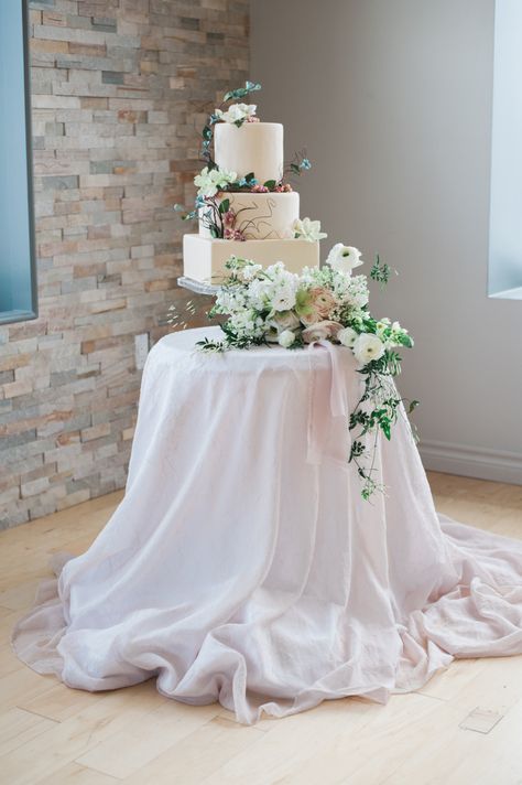 Cake Table Decorations Wedding, Elegant Cake Table, Wedding Cake Backdrop, Wedding Cake Table Ideas, Wedding Cake Display Table, Cake Backdrop, Wedding Cake Simple Elegant, Wedding Cake Table Decorations, Cake Backdrops