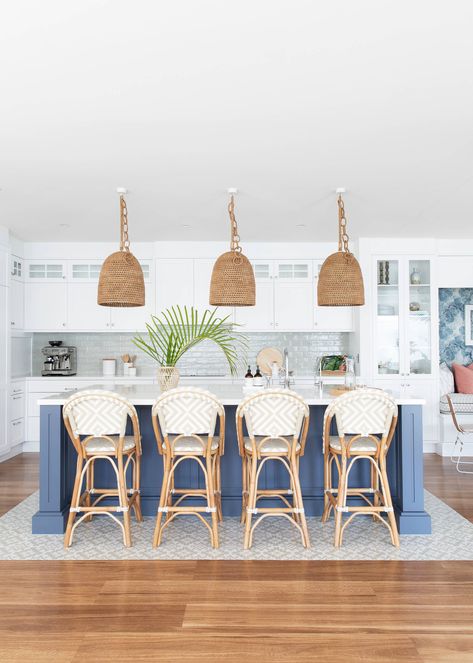 30  Coastal Backsplash ( BEACHY ) - Backsplash Design Ideas Coastal Kitchen Backsplash, Hamptons Interior, Beach Style Kitchen, Hamptons Kitchen, Hamptons Style Homes, Hamptons Style Home, Coastal Kitchen Design, Coastal Kitchen Decor, Aesthetic Kitchen