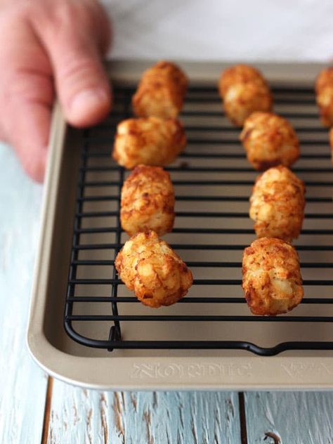 How to Bake Tasty Frozen Fries and Tater Tots In Your Toaster Oven. Use a mini baking rack to get them extra crispy without any added oil. #toasteroven #kitchentip Breville Toaster Oven, Convection Oven Baking, Toaster Recipes, Toaster Oven Cooking, Air Fryer Recipes Chicken Wings, Frozen Tater Tots, Frozen Fries, Nuwave Oven Recipes, Toaster Oven Recipes