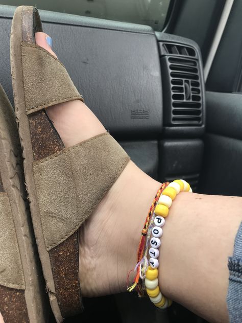 Post Malone Bracelet, Clay Bead Bracelet Ideas Morgan Wallen, Post Malone Braids, Post Malone Astethic, Ptv Bracelet, Post Malone Tour, Fest Ideas, Clay Bracelet, Post Malone