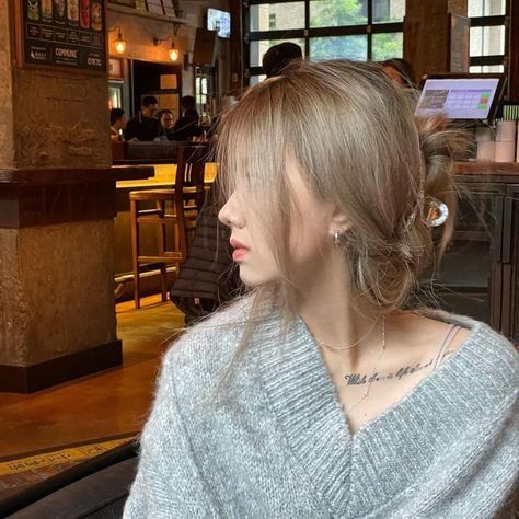 Asian Blonde, Blonde Hair Korean, Blonde Asian Hair, Cold Blonde, Nails Selfie, Ash Blonde Hair Colour, Blonde Asian, Beige Hair, Korean Hair Color