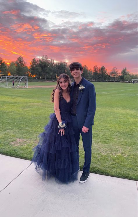 Navy Blue Tulle Prom Dress, Navy Blue Prom Outfits For Couples, Matching Blue Prom Outfits, Navy Blue Couple Outfits Formal, Prom Blue Couple, Navy Blue Prom Couple Outfit, Navy Blue Couple Outfits, Matching Couple Prom Outfit, Navy Prom Couple