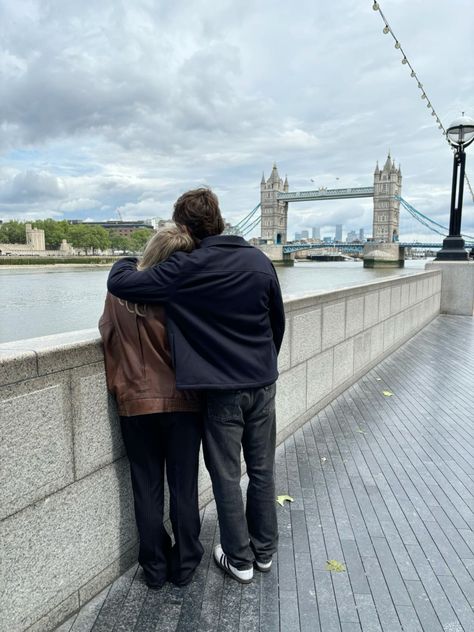 London Photo Ideas Couple, Couples In London, Couple In London Aesthetic, London With Boyfriend, London Couple Photos, London Boyfriend Aesthetic, British Boyfriend Aesthetic, Famous Boyfriend Aesthetic, Smart Boyfriend Aesthetic