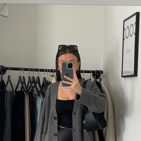 Katie Earnshaw on Instagram: "Cardigan outfits I’ve been wearing on repeat so far this autumn 🍂 which cardigan is your fave? 1-3   #minimalistoutfit #transitionalfashion #waystowear #simplestyle #easyoutfit Cardigan styling, ways to wear, autumn fashion, cosy outfit, casual office outfit, Uniqlo cardigan, minimalist fashion, capsule wardrobe, casual style, autumn outfit ideas, effortless outfits" Uniqlo Autumn Outfit, Uniqlo Cardigan Outfit, Minimalist Fashion Capsule Wardrobe, Cardigan Work Outfit, Cardigan Styling, Casual Office Outfit, Clothes Capsule, Autumn Outfit Ideas, Capsule Wardrobe Casual