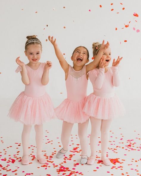 Toddler Ballet Photography, Dance Recital Pictures, Kids Clothes Photoshoot Ideas, Ballet Photoshoot Ideas, Dance Studio Photography, Ballet For Kids, Toddler Ballet Outfit, Little Ballerina Girl, Toddler Ballerina