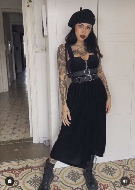 Emo Beach Outfit, Colorful Goth Outfits, Adult Goth Fashion, Modest Goth Outfit, Cozy Goth Outfit, Modest Goth, Chic Goth, Witch Clothing, Goth Glam