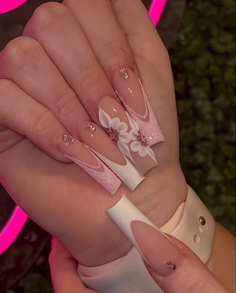 Nails For Damas, Acrylic Nails Without Rhinestones, Pink And White Nail Set, Classy Baddie Nails White, Pink Acrylic Nails Rhinestones, Nails Inspiration Rhinestone, Latina Acrylic Nails Pink, Long Square Acrylic Nails Designs Bling, Nail Designs Latina