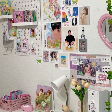 Desk Makeover Kpop, K Pop And Anime Room Ideas, Kpop Table Decor, Kpop Study Desk, Desk Organization Kpop, K Pop Room Ideas Aesthetic, K Pop Room Decor, Kpop Room Desk, Kpop Desk Ideas