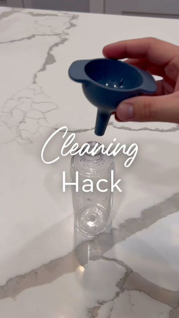 S&T INC. | A Life Hack Company on Instagram: "Make your own dust repelling spray! This DIY spray disinfects, deodorizes, and repels dust without any harsh chemicals! Ingredients: 1 cup of vinegar 1 Tbsp olive oil 3 drops of dish soap 15 drops of an essential oil 1 cup of water Shake spray bottle and spray mixture onto a microfiber cleaning cloth before dusting. Like and comment “oil” for the link to these microfiber cleaning cloths! #diycleaningproducts #nochemicalsneeded #reusablecloths #cleaninghacks #lifehacks" Diy Dust Repelling Spray, Diy Sprays, Olive Oil And Vinegar, Cup Of Water, Cleaning Cloths, Vinegar And Water, Like And Comment, Clean Living, Life Hack