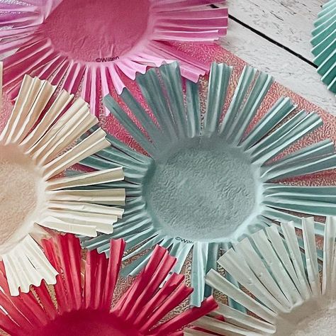 Kiara Sierra on Instagram: "Cupcake liner fireworks are the perfect new years craft for kids! 🎆 This activity is also a great way to work on scissor skills ✨ . Materials: •Cupcake liners •Paper •Glue •Scissors •Glitter . . #newyearseve #newyears #newyearsactivity #newyearsparty #familyactivities #activitiesfortoddlers #kidscrafts #dollarstorecrafts #diy #montessori #preschool #playandlearn #playathome #sensoryplay #learningthroughplay #preschoolactivity #montessorikids #playbasedlearning #montessoriathome #aktivitepaylasimi #toddlerlife #homeschool #everydayplayhacks #dollartreeclassrooms #iteachtoo #activitiesforkids #scienceforkids" Paper Plate Twirler, Fireworks Stem Activities, Fireworks Science Experiment, New Years Craft, News Years Crafts For Kids, Play Hacks, Diy Montessori, Playbased Learning, Scissor Skills