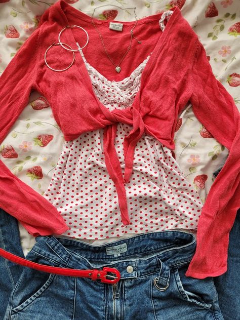 Red Cottagecore Aesthetic Outfits, Strawberry Shortcake Clothes Aesthetic, Strawberry Aesthetic Fashion, Red 2000s Outfit, Strawberry Girl Aesthetic Outfit, Strawberry Girl Outfit, Red Cottagecore Outfit, 2000s Autumn Outfits, Early 2000s Summer Fashion