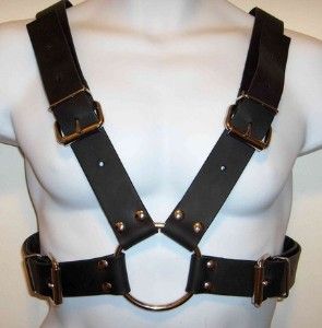 Reference: Harland's Chest Straps.  Over his steel armor, Harland wears leather chest straps nearly identical to these. Hanging from them are grenade size spherical bombs as well as both health and fatigue potions (blue and red potions). Leather Harness Mens, Harness Fashion, Abstract Fashion, Upscale Fashion, Body Harness, Leather Harness, Leather Chokers, Bra Styles, Leather Working