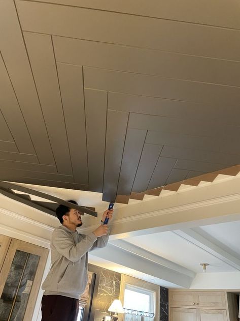 Black Bedroom Wood Ceiling, Herringbone Tray Ceiling, Herringbone Ceiling Ideas, Diy Tray Ceiling Ideas, Herringbone Wood Ceiling, Herringbone Ceiling Wood, Entry Ceiling Ideas, Black Shiplap Ceiling, Shiplap Tray Ceiling