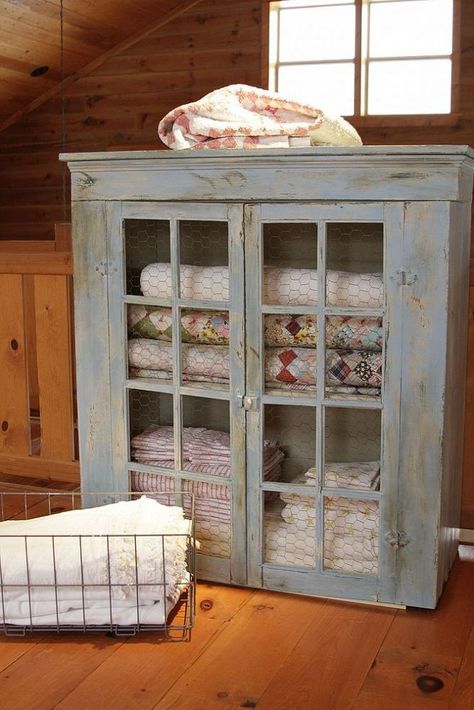 Turn an old 1990's Cabinet into a Current Quilt Cabinet Quilt Cabinet, Quilt Display, Quilt Storage, Cabinet Makeover, Interior Modern, Redo Furniture, Design Luxury, Shabby Chic Furniture, Repurposed Furniture